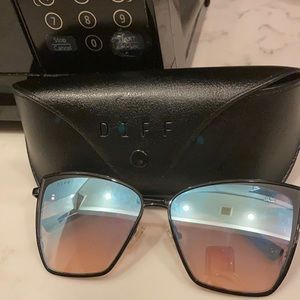 Diff eyewear with case